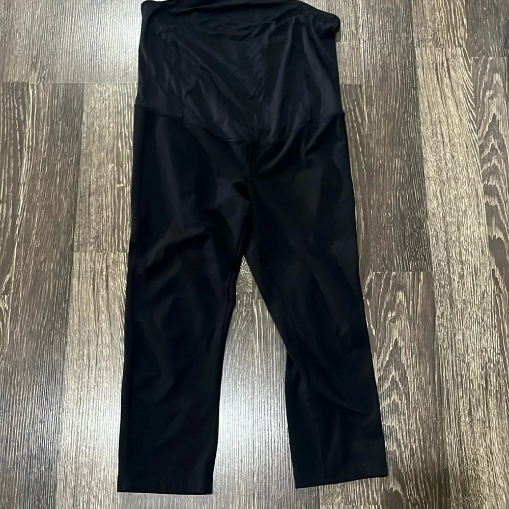 Isabel maternity Capri leggings size large